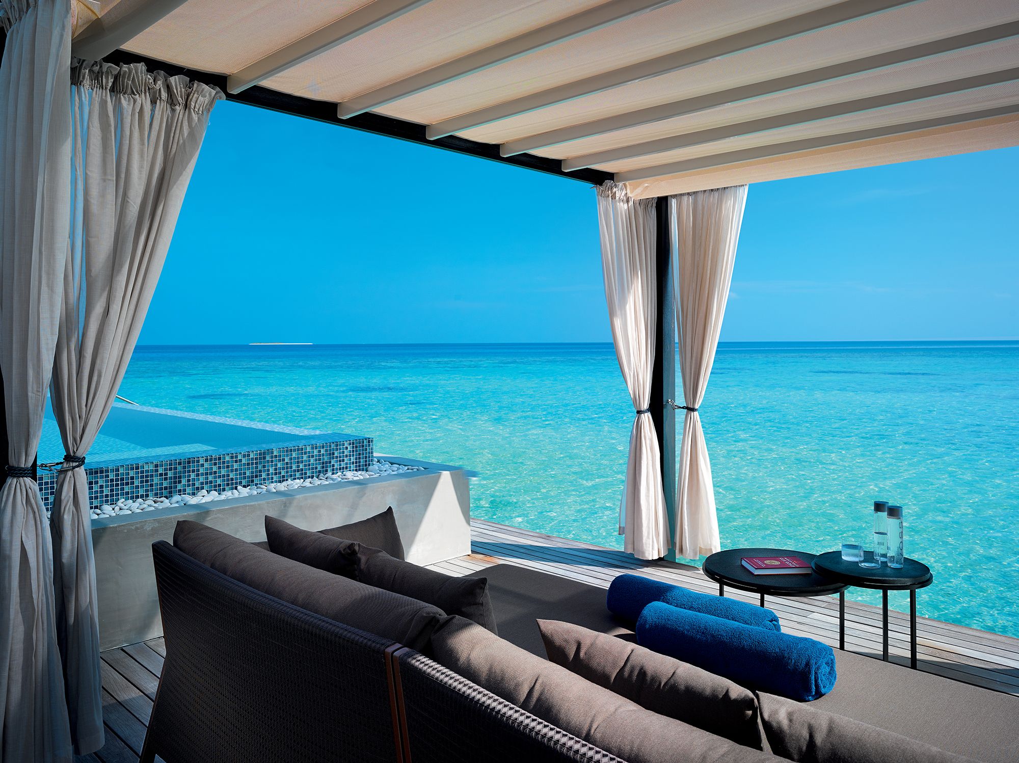 Красивые отели на море. Вилла приват Исланд Мальдивы. Отель Velaa private Island Maldives. Мальдивы Санд Айленд 5. Велла приват Айлэнд Мальдивы Ватер вилла.
